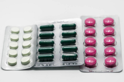 多彩藥片 視覺系統(tǒng)與精準治療的現(xiàn)代制藥縮影