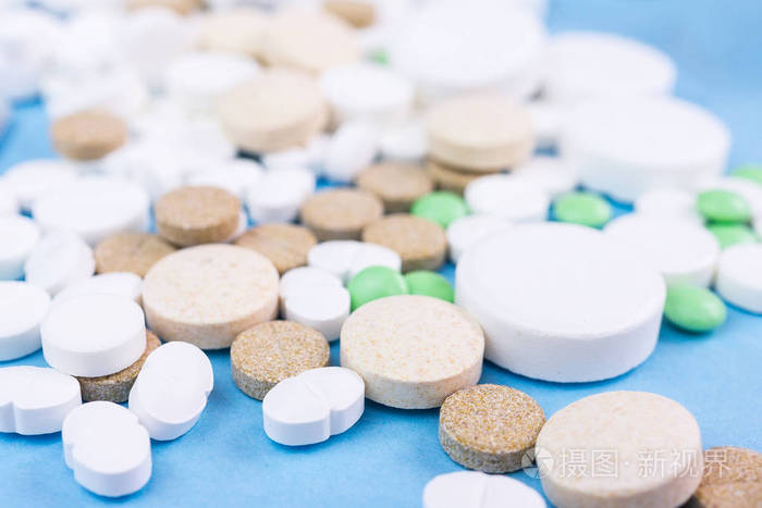 藍色背景下的醫藥劑型藝術 藥丸、片劑、膠囊與栓劑的商業影像呈現